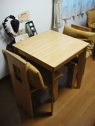 竹の集成材利用のテーブルと椅子